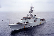 Visibly worn from her seven-month deployment to the Persian Gulf, which included 49 straight days at sea, Athabaskan returns to Halifax, April 1991.
