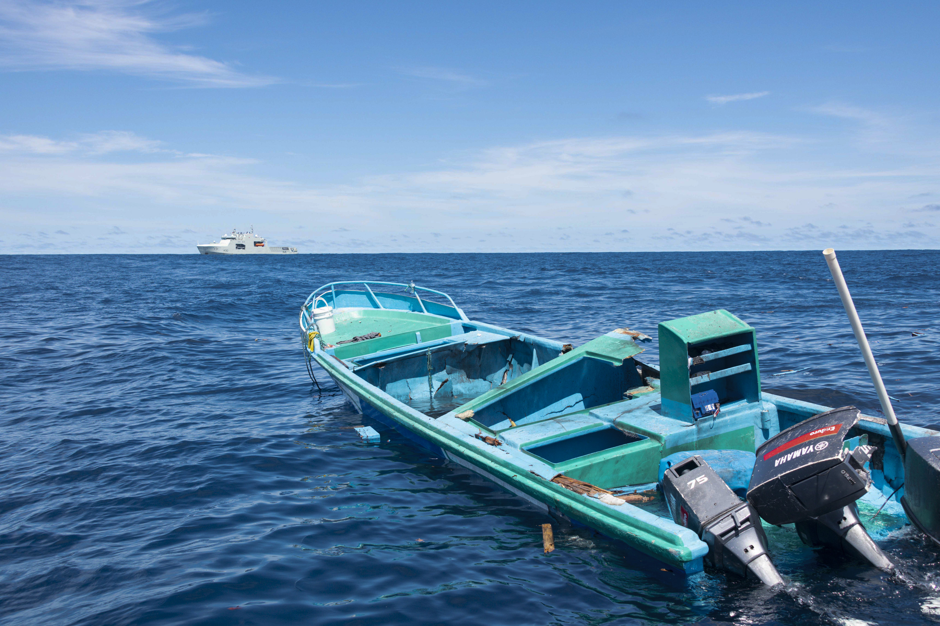 Un navire est détruit et coule après une mission d’interdiction du trafic de stupéfiants dans le cadre de l’opération Caribbe, dans l’est de l’océan Pacifique, le 9 novembre 2021. On aperçoit le NCSM Harry DeWolf en arrière-plan.
