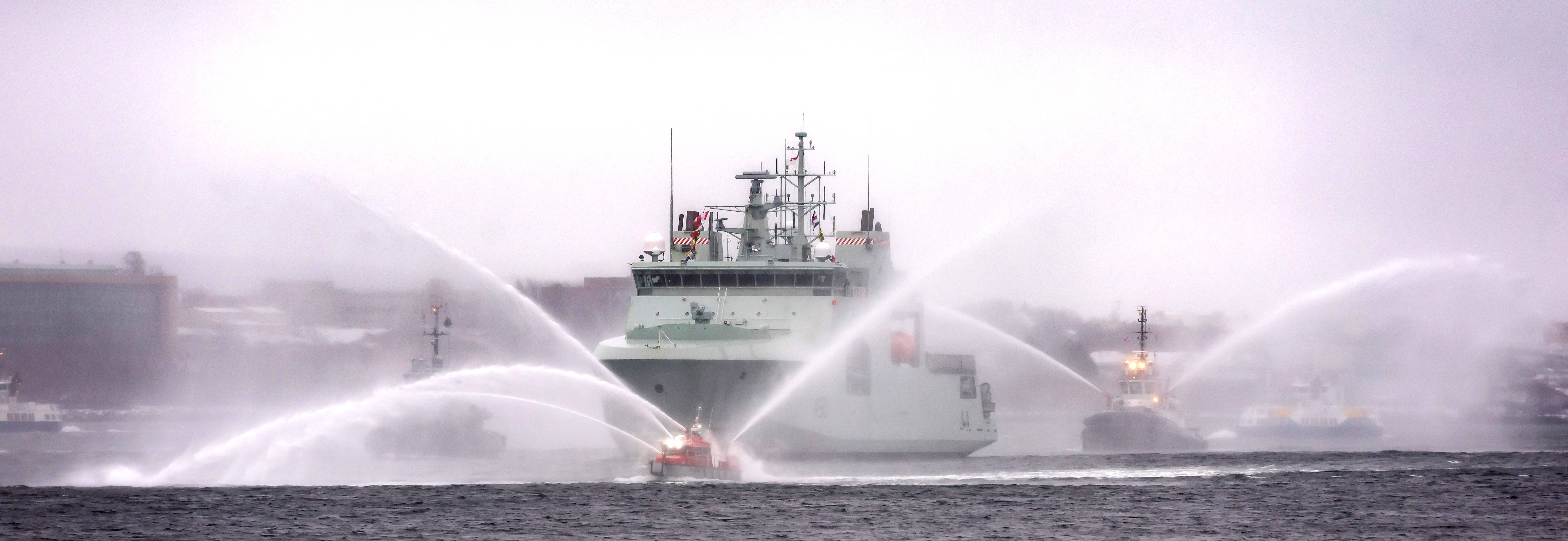 Le NCSM Harry DeWolf entre dans le port de Halifax le 16 décembre