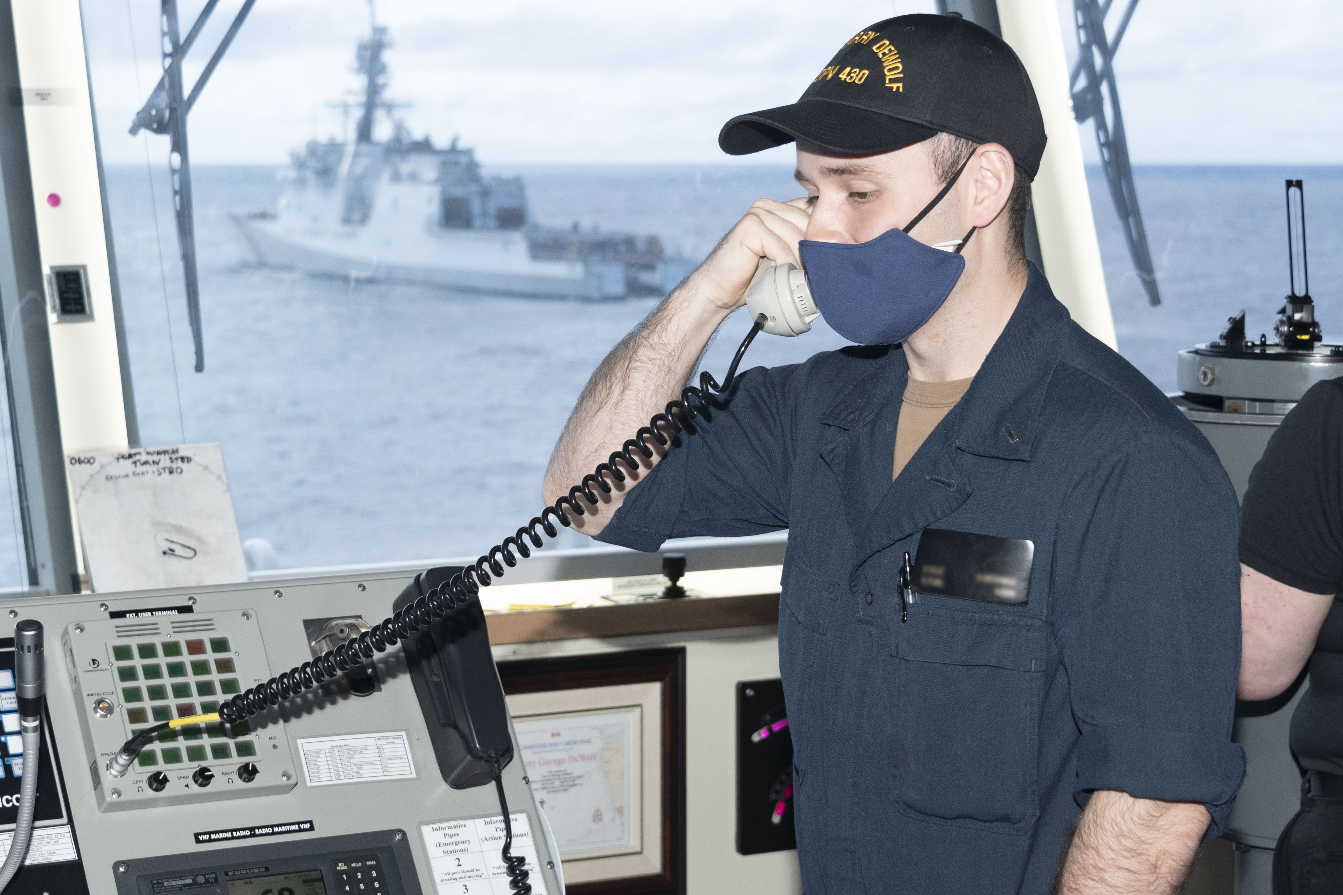 Le Lieutenant Junior Grade (lieutenant de vaisseau subalterne) Kyle Luchau de la Marine des États-Unis
