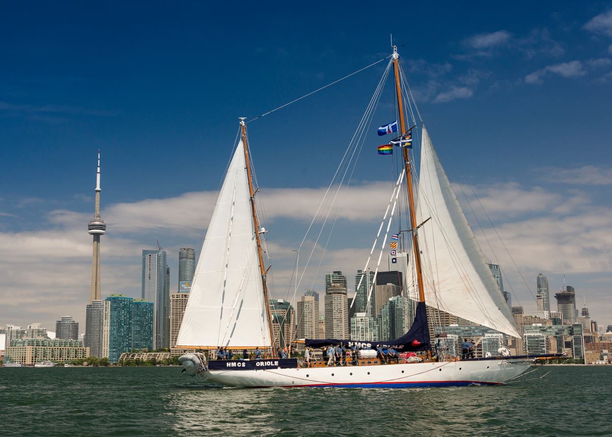 HMCS Oriole sails past Toronto’s CN Tower, with sea cadets aboard, during the 2018 Great Lakes Deployment.