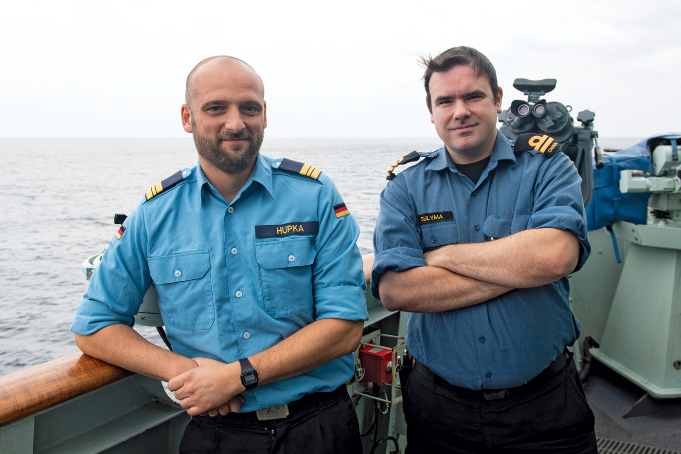 Le Kapitänleutnant Tim Hupka et le lieutenant de vaisseau Christopher Sulyma